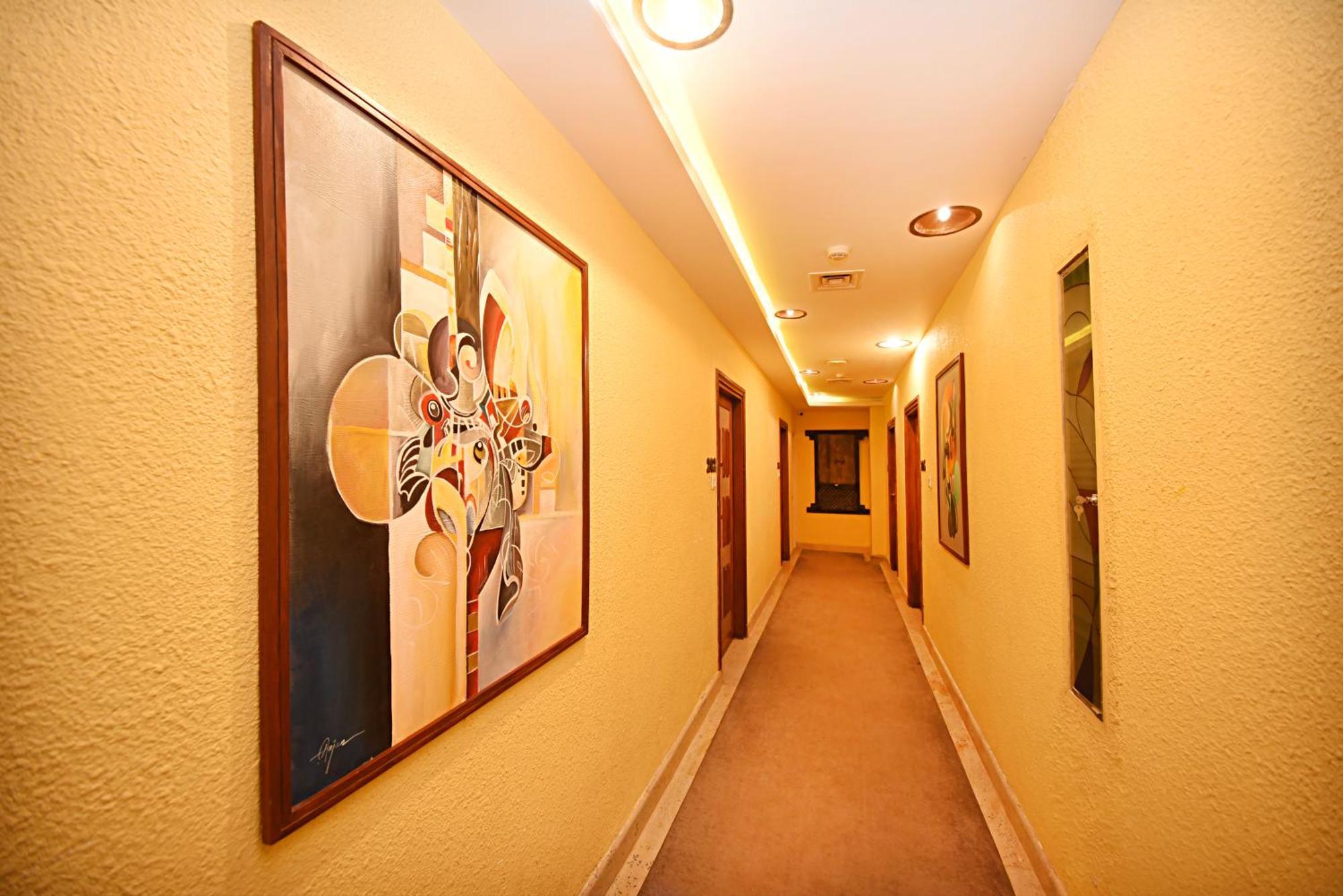 Woodapple And Hotel 3*